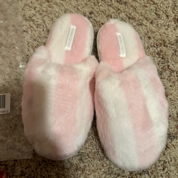 Slippers pink and white Victoria’s Secret soft fuzzy slippers size medium 💕 - Picture 2 of 7